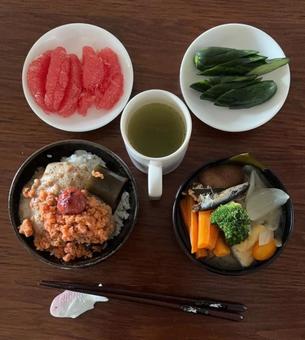 政府備蓄米の昆布ご飯に鮭フレーク等の朝食 政府備蓄米の昆布ご飯に鮭フレーク等の朝食 朝食,政府備蓄米,昆布の写真素材