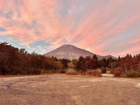 夕陽色に染まる雲と富士山 富士山,雲,空の写真素材