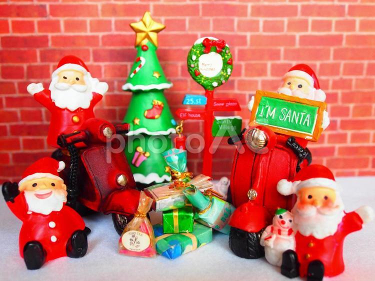 ミニチュア雑貨　クリスマス―配達に行くよ！（横） ミニチュア,雑貨,クリスマスの写真素材