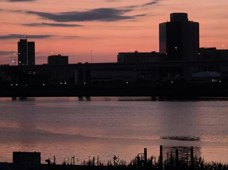 朝焼けと街並み 池,川,秋の写真素材