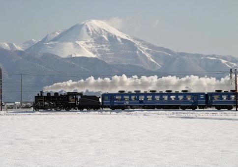 伊吹山と蒸気機関車 sl北びわこ号,伊吹山,雪景色の写真素材