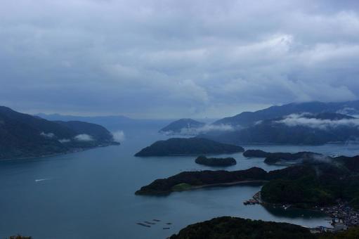 五老ヶ岳公園から見た京都府舞鶴湾の雲海 五老ヶ岳公園から見た京都府舞鶴湾の雲海の写真