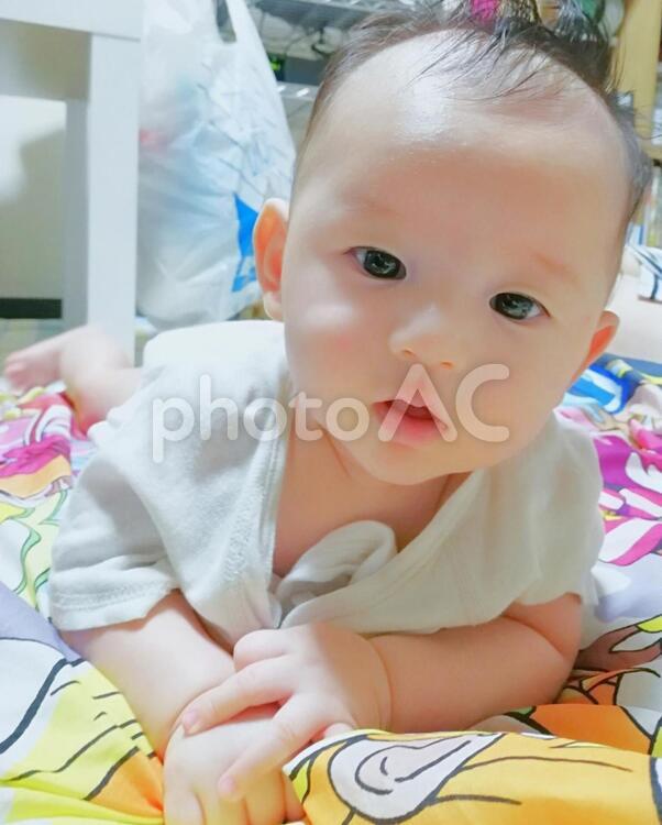 うつぶせで見つめる赤ちゃん 赤ちゃん,赤ん坊,かわいいの写真素材