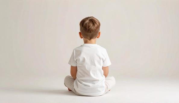 子供の座る後ろ姿 子供の座る後ろ姿の写真