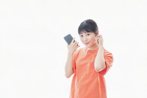 スマホで音楽を聴く若い女性 料金プラン,緊急,白バックの写真素材