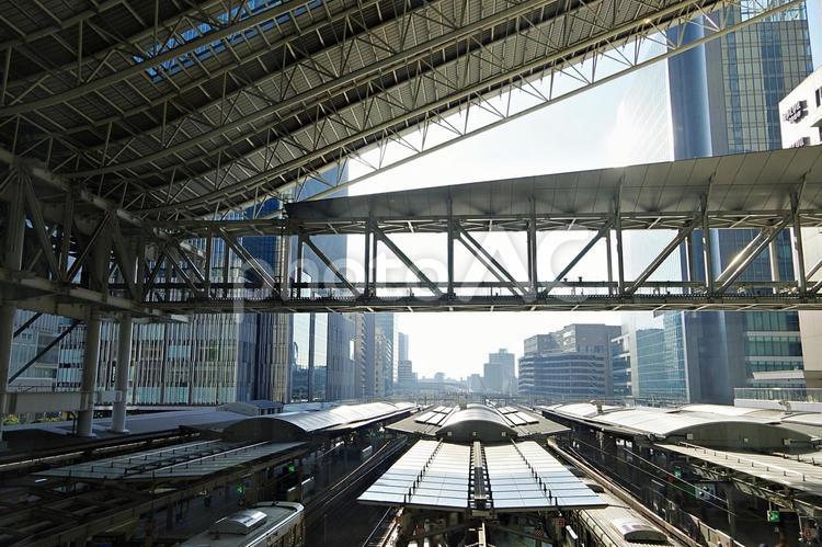 大阪駅・大屋根の下のフラットフォーム jr,大阪駅,大屋根の写真素材