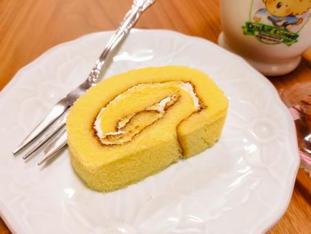 ロールケーキおやつ ロールケーキ,おやつ,コーヒーの写真素材