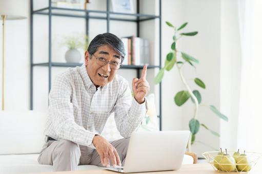パソコンでおすすめするシニアの男性 指さし,パソコン,シニアの写真素材
