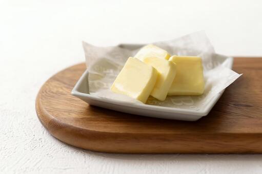 切れてるバター+グレー皿+ボード バター,切れてるバター,油脂の写真素材