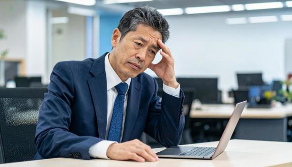 ビジネスイメージ うつむき悩む男性 ビジネスイメージ うつむき悩む男性の写真