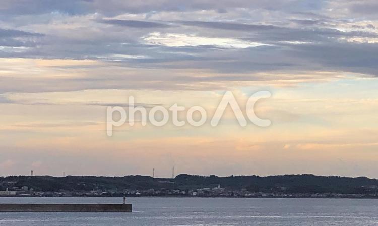 夕暮れの海と空 夕焼け,夕暮れ,雲の写真素材