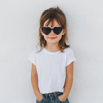 ハートのサングラスをする外国人の女の子 ハートのサングラスをする外国人の女の子の写真