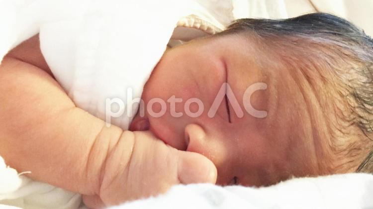 新生児　生後0日 新生児,生まれたて,赤ちゃんの写真素材