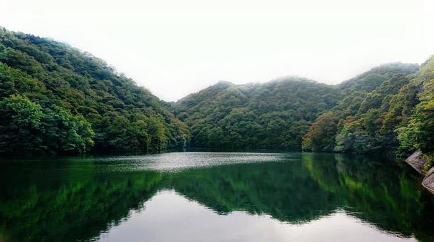 リフレクションがきれいな水辺の風景の写真