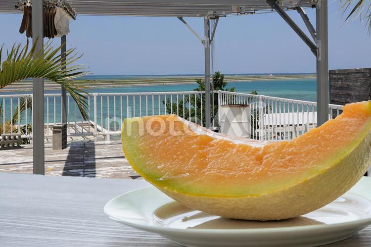 南国のリゾートで食べるフルーツ フルーツ,夏,果物の写真素材