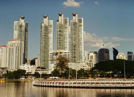 公園から見た大都会バンコクのビル群の写真