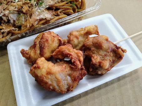 出来立ての唐揚げ 出来立ての唐揚げの写真