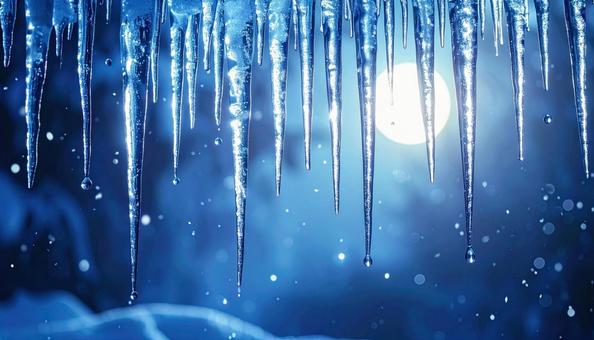 月光に滴る氷のつららの写真