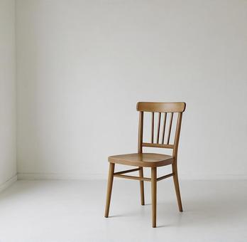 白い部屋と一脚の木製椅子 白い部屋と一脚の木製椅子の写真