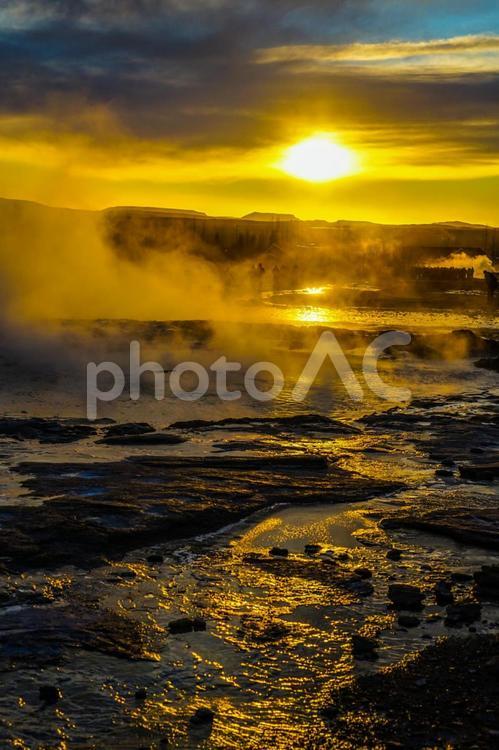 ゲイシール間欠泉と朝焼け（アイスランド） ゲイシール,アイスランド,ゲイシール間欠泉の写真素材