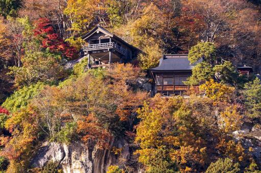 紅葉の岩場に建つ山寺 奥の細道,松尾芭蕉,山寺の写真素材