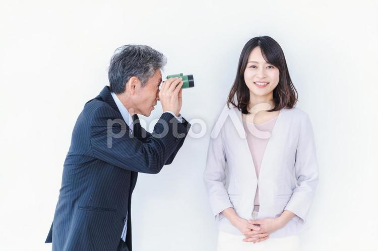社員を評価する経営者 男性,確認,評価の写真素材