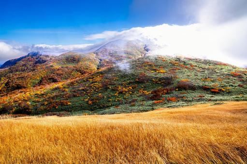 栗駒山 紅葉の岩肌と山 栗駒山 紅葉の岩肌と山 秋,紅葉,黄葉の写真素材