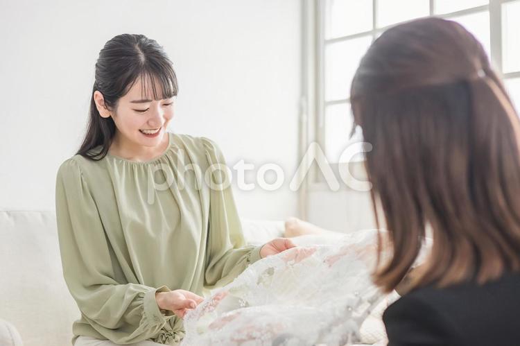 ウェディングドレスの打ち合わせにきた女性 ウェディングドレス,ドレス選び,ウェディングプランナーの写真素材