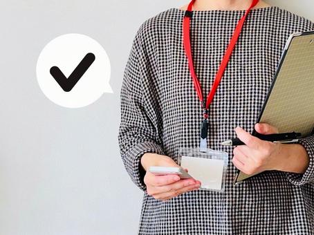 作業完了をスマホから報告する女性 作業完了をスマホから報告する女性 女性,スマホ,チェックの写真素材