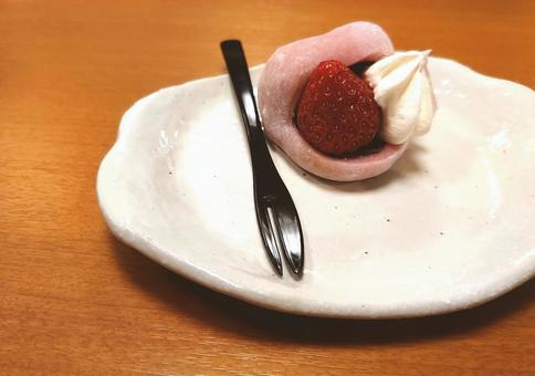 いちご大福と白皿 いちご大福と白皿 いちご大福,苺,大福の写真素材