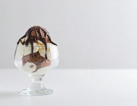 チョコソースとアイスクリーム チョコソースとアイスクリームの写真