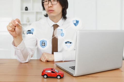 赤い車の模型を前に説明する様子　CG 保険,事務職,接客業の写真素材