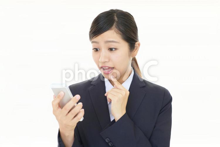 ビジネスウーマン　スマホ　驚く スマホ,スマートフォン,アイフォンの写真素材