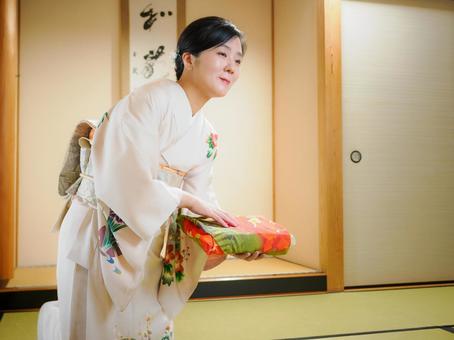 33:和服でお辞儀している女性 33:和服でお辞儀している女性 着物,ご挨拶,ごあいさつの写真素材