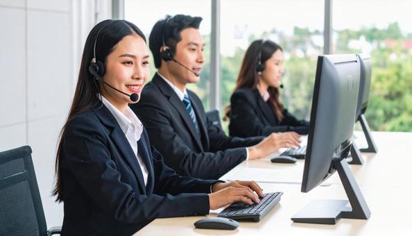 コールセンターで電話対応するオペレーターの写真