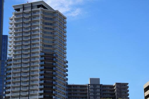 青空とマンションのある街 青空とマンションのある街 青空,マンション,街の写真素材