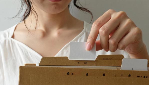 資料をファイリングする女性の写真