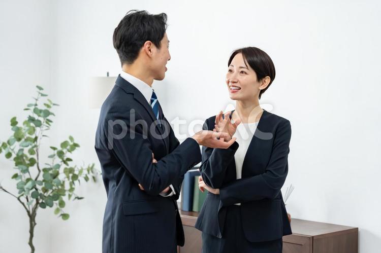 話すビジネスマン 男性,会議,人物の写真素材