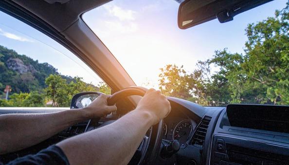 車を運転するドライバーの手 車を運転するドライバーの手の写真