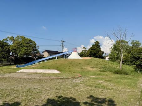 夏の公園　丘の上の滑り台 丘,楽しい,スロープの写真素材
