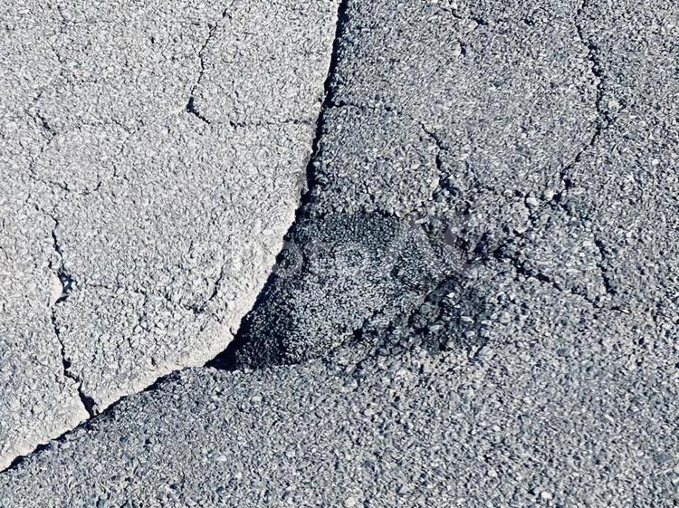 亀裂路面の世界 亀裂,路面,世界の写真素材