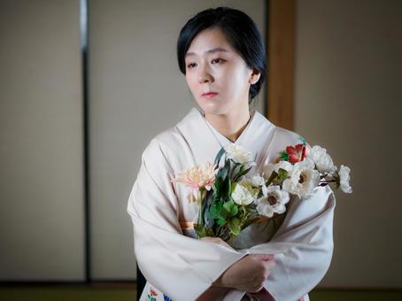 33:花と着物の女性 33:花と着物の女性 着物,花,花束の写真素材