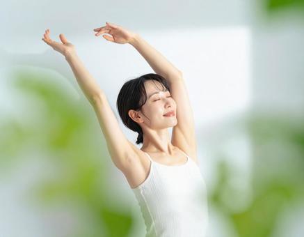 腕を上げる 若い女性の写真