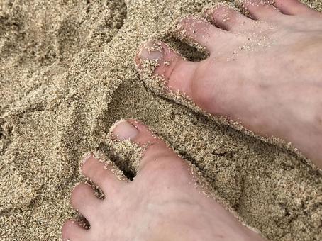 砂浜と足のイメージ 砂浜と足のイメージの写真