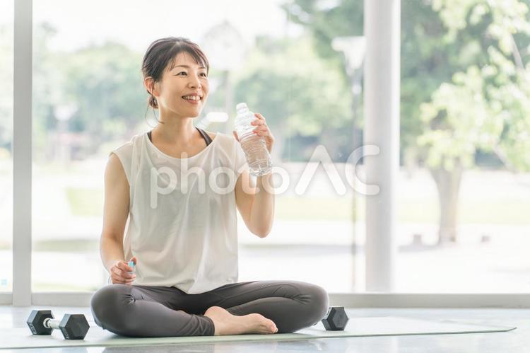 運動・トレーニング後に水分補給する女性 トレーニング,水分補給,運動の写真素材