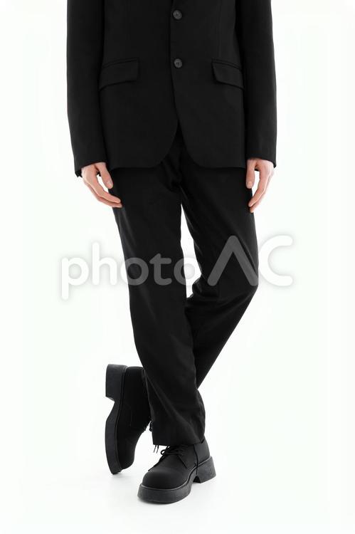 足をクロスし立つ人の下半身 足元,顔なし,下半身の写真素材