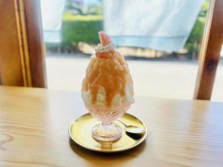 窓辺でカキ氷 窓辺でカキ氷 かき氷,カキ氷,夏の写真素材
