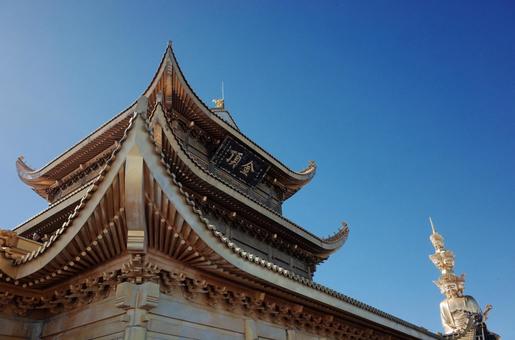 青空に映える峨眉山金頂の仏教寺院と仏像 青空に映える峨眉山金頂の仏教寺院と仏像 寺院,屋根,建築の写真素材