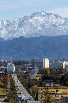 立山連峰と富山の街並み_縦 山,雪山,剱岳の写真素材