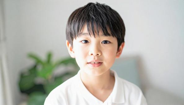 室内にいる小学生の男の子 室内にいる小学生の男の子の写真